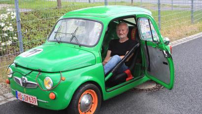 Bild: wro
Der 650er Steyr-Puch aus Österreich (Baujahr 1958) ähnelt einem kleinen Fiat. Am Steuer: Fried Schulze aus Helmbrechts in Oberfranken.