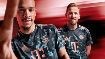 Bild: -/FC Bayern München/dpa
Diese Trikot tragen die Bayern-Stars 2024/2 auswärts.