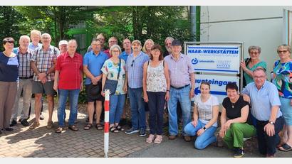 Bild: pop
Beeindruckt zeigten sich die Besucher aus Schmidmühlen von der Arbeit der Naab-Werkstätten mit VdK-Vorsitzendem Karl Bauer (Zweiter von rechts).