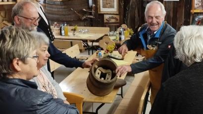 Bild: Landratsamt Tirschenreuth/Florian Preisinger/exb
Herbert Konrad (rechts) vom Arbeitskreis zeigte den Besuchern das kleine "Museum".