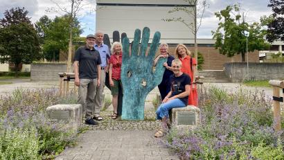 Bild: upl
Rolf Künstler, Gottfried Utz, Maria Stiegler, Hans-Jürgen Bumes, Veronika Frenzel und Maria Bezold (von links) am Platz vor der Pfarrkirche St. Michael. Hier hat der Bund Naturschutz vier Felsenbirnen gepflanzt.