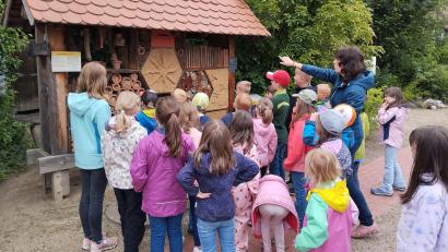 Bild: Stadtbücherei Waldsassen/exb
Viel Interessantes gab es für die teilnehmenden Kinder im Naturerlebnisgarten zu erfahren.