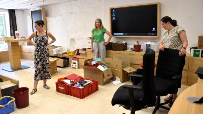 Bild: ubb
Katrin Demleitner, Susanne Stich und Birgit Plößner (von links) räumten mit vereinten Kräften die neue Tourist-Info im Rathaus II ein.