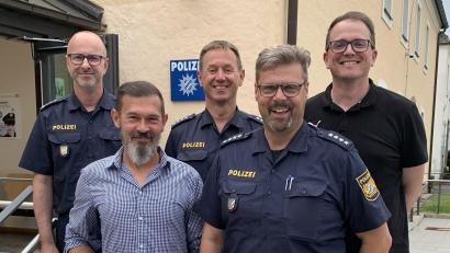 Bild: Bild Polizeiinspektion Waldsassen/exb
Thomas Eismann (Zweiter von links) hat die Polizei bei ihrer Ermittlungsarbeit unterstützt. Dafür dankten Inspektionsleiter Harald Fuchs, Stefan Helgert, stellvertretender Dienststellenleiter Wolfgang Achtert und Andy Heinrich (von links).