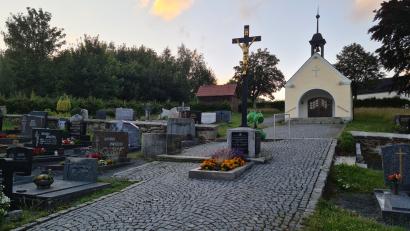 Bild: sne
Am Friedhof in Kirchendemenreuth wurde einst ein Standort für Urnengräber festgelegt. Seitdem gab es keine einzige solche Bestattung.