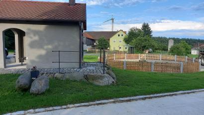 Bild: gra/exb
Der Dorfweiher in Pleisdorf ist fertig. Am Samstag steigt dort das Dorffest.