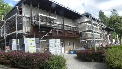 Bild: rn
Das Hotel Rußweiher erhielt einen Vollwärmeschutz. Das Außengerüst wird noch in diesem Monat entfernt.