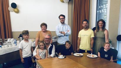 Bild: wro
Familientreffen der drei Dutz-Generationen beim Doppelgeburtstag im Sitzungssaal des Wiesauer Rathauses: Jeremias, Emilia, Evi, Toni, Florian, Kilian, Michael, Patricia und Luitpold Dutz.