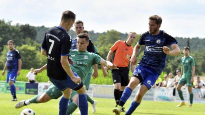 Bild: Hubert Ziegler
Nach einer fast perfekten Saison mit 25 Siegen und einem Unentschieden in 26 Kreisklassen-Spielen gelten die Sportfreunde Ursulapoppenricht (links Paul Götz, rechts Daniel Bosser) bei der Konkurrenz als der große Meisterschaftskandidat in der Kreisliga Süd. Einen Dämpfer gab es für den Aufsteiger aber bei der Generalprobe am vergangenen Sonntag. Im Spiel gegen den Bayernligisten DJK Gebenbach (im Bild Patrick Hofmann, Zweiter von links) verlor Upo mit 1:10.