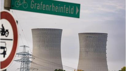 Archivbild: picture alliance / Nicolas Armer/dpa
Beim stillgelegten Atomkraftwerk Grafenrheinfeld im Landkreis Schweinfurt löste ein technischer Defekt einen Brand aus.