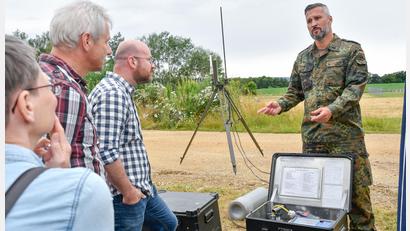 Bild: Petra Hartl
Stabsfeldwebel Norman S. (rechts) erklärt Besuchern in der Schweppermannkaserne die mobilen Geräte des Aerologischen Messzugs der Bundeswehr.