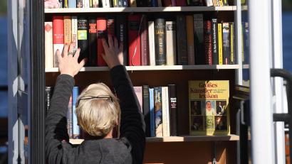 Symbolbild: Ralf Hirschberger
Mit Lektüre versorgen können sich die Illschwanger demnächst aus einem Bücherschrank neben der Bushaltestelle am Dorfplatz.