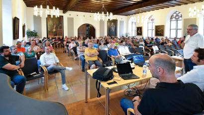 Bild: Petra Hartl
Vorstandsvorsitzender Norbert Arnold (rechts) schilderte den Wärmenetz-Interessenten aus dem Stadtteil Feuerhof-Gallmünz beim Infoabend im Sulzbacher Rathaussaal die Vorteile der Energiegenossenschaft Gebenbach-Atzmannsricht. Im Vordergrund (von rechts) Biogasanlagenbetreiber Florian Gebhard und Enerpipe-Vertreter Andreas Haubner.