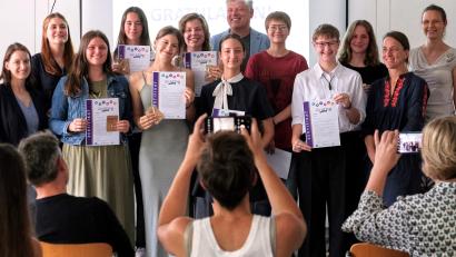 Bild: Peter Ringeisen
Die Teilnehmerinnen an der Girls'Day-Akademie für das GMG mit ihren Abschluss-Zertifikaten, dazu Johanna Schneider (links, bayme vbm), dahinter Ann-Katrin Reichl (Projektleiterin der GDA), Schulleiter Christian Zenger (Mitte, hinten),Anja Rogenhofer (Agentur für Arbeit, Zweite von rechts) sowie (rechts) Daniela Ruth (Projektbegleitung GMG).