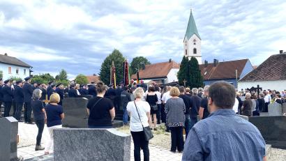 Bild: fvo
Bei der Beerdigung von Josef Müllner am Waldthurner Friedhof nehmen zahlreiche Trauernde Abschied.