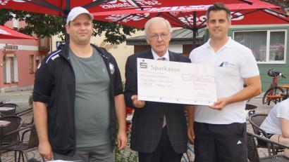 Bild: wel
Bürgermeister Rudolf Teplitzky (rechts) und Handball-Vorsitzender Michael Lang (links) übergeben den Scheck über 3000 Euro an Hans Osterholt vom Verein zur Förderung krebskranker und körperbehinderter Kinder Ostbayern (VKKK).