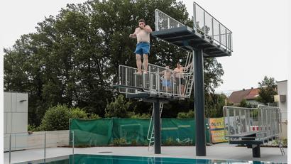 Bild: Wolfgang Steinbacher
Mit einem beherzten Sprung vom 5-Meter-Turm eröffnet Bürgermeister Stefan Frank das neue Springerbecken im Waldbad. Schwimmmeister Alfons Ostler und SPD-Fraktionschef Achim Bender stehen dahinter schon bereit, um es Frank gleichzutun.