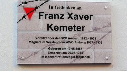 Bild: Dieter Weiß/exb
Mit dieser Gedenktafel erinnert die Amberger SPD an ihren früheren Vorsitzenden Franz Xaver Kemeter