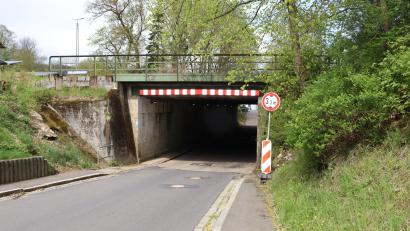 Bild: mfh
Nach der Sanierung der Brücke wird es für Fußgänger einen Gehweg an der Bahnhofsseite (aus dieser Sicht links der Unterführung) geben.