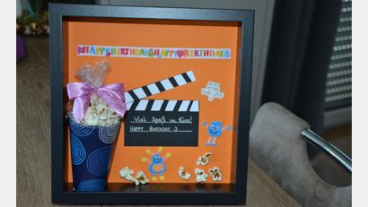 Bild: aja
Das perfekte Geburtstagsgeschenk für alle, die gerne Zeit verschenken: ein Kino-Gutschein im Bilderrahmen.