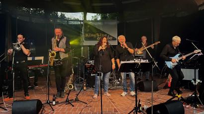 Bild: Marleen Kollbrand
Die "King Size Combo" sorgt mit Jazz, Rock und Pop-Hits für Stimmung auf der Sommer-Serenade.