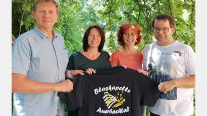 Bild: ga
Die beiden musikalischen Leiter (rechts im Bild) und die beiden Vorsitzenden konnte die neuen Blaskapellen-Shirt mit neuem Logo präsentieren. Am Sommerabend am kommenden Samstag werden diese Shirt statt der Tracht getragen.
