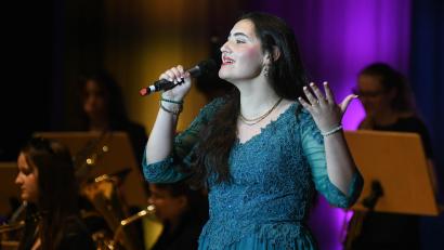 Bild: Gabi Schönberger
Solistin Alisa Jarusskij beeindruckt mit "Feeling Good" den ganzen Saal und wird von einem jubelnden Publikum belohnt.