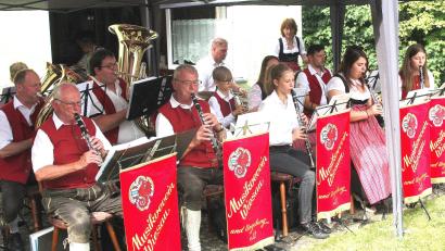 Bild: wro
Zu den Mitwirkenden bei der Serenade am Tag der Tracht gehörten die Blasmusiker des Musikvereins Wiesau und Umgebung.