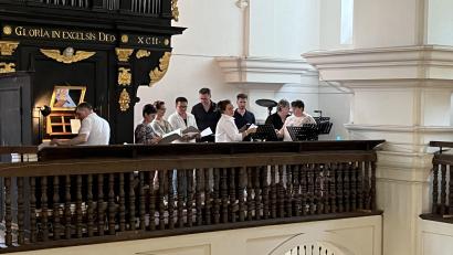 Bild: Klaus Kuran/exb
Das Ensemble "Vocalista ad hoc" aus Erbendorf und Organist Holger Popp gestalteten das Abendlob.