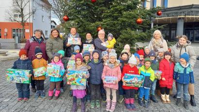 Bild: Verwaltungsgemeinschaft Wiesau/exb
Spielzeug für die Wiesauer Kindergärten: Im Bild Kinder und Vertreterinnen der drei Kindergärten Tonwerker, St. Elisabeth und St. Josef mit Bürgermeister Toni Dutz.