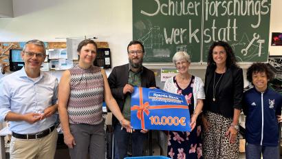 Bild: Gerd Baumann/Sparda-Bank Ostbayern eG/exb
Michael Gruber (Sparda-Bank Ostbayern eG, von links), Karin Ehrmann, Jürgen Heiß (Lehrkräfte des Kepler-Gymnasiums), Schulleiterin Sigrid Bloch, Tanja Hochholzer (Sparda-Bank) mit einem Schüler des Kepler-Gymnasiums bei der symbolischen Spendenübergabe.