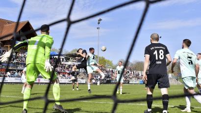 Bild: Hubert Ziegler
Dicke Luft im Ammerthaler Strafraum nach einer Gebenbacher Ecke. Das letzte Bayernliga-Derby in der Vorsaison entschieden die Ammerthaler mit 3:2 für sich. Beide Mannschaft gehen durchaus optimistisch in die neue Spielzeit.