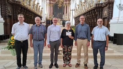 Bild: Förderverein Freunde der Basilika/exb
Die Spendenübergabe in der Basilika mit (von links) Kirchenmusikdirektor Andreas Sagstetter, Alois Michl, Stadtpfarrer Dr. Thomas Vogl, Friederike Cabrerizo von der Liedertafel Eschenau, Willi Prechtl und Johannes Röttges.