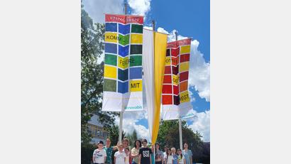 Bild: Elisabeth Harlander/exb
Julian Lingauer (von links) , Anja Nicklas, Freya Mäschl, Daniela Roggenhofer, Miriam Pirkenseer, Daniela Settele, Sven Nicklas, Sara Nicklas, Sarah Peschke, Elisabeth Harlander, Enya Habla, Hannah Franz, Anabella Zierhut und Amelie Hellebrand haben die Fahnen gestaltet.