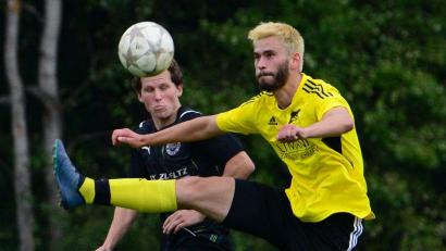 Bild: ham
SV Trisching (Gelb) gegen die DJK Dürnsricht - dieses Nachbarderby wird es auch kommende Spielzeit in der Kreisklasse Nord wieder geben. In dieser Szene streiten der Trischinger Benedikt Wiesgickl (rechts) und Tobias Flierl um den Ball.