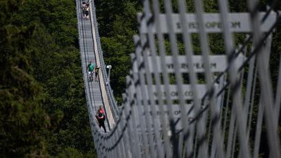Bild: Swen Pförtner/dpa
665 Meter ist der Skywalk Willingen lang: Es dauert also ein paar Minuten, um Deutschlands längste Fußgänger-Hängebrücke zu queren.