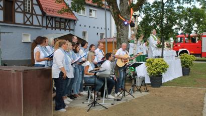 Bild: bjp
Auch "Love shine a light" von Katrina and the Waves und "Let it be" von den Beatles sind in einem Gottesdienst keineswegs fehl am Platz: Mit viel Beifall bedachten die Feuerwehrnachtbesucher das musikalische Rahmenprogramm des "Blue Heaven"-Chors. Pfarrer Edmund Prechtl fand deutliche Worte gegen die unverständlichen Übergriffe, denen Rettungskräfte im Einsatz mittlerweile oft ausgesetzt sind.