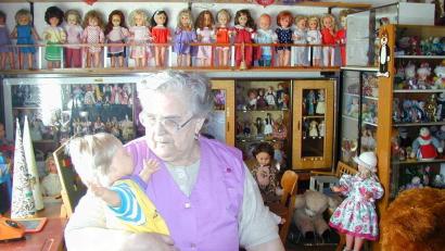 Bild: gz
Die verstorbene Puppenmama Betty Linsmeier mit ihren 3000 kleinen und großen "Kindern" im Puppenmuseum.