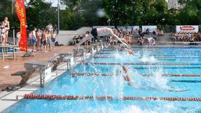 Bild: Petra Hartl
Der Start ist erfolgt: Das 24-Stunden-Schwimmen dauert im Amberger Hockermühlbad bei freiem Eintritt noch bis Samstag, 20. Juli, 9 Uhr.