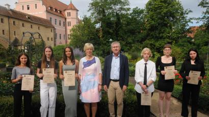 Bild: ge
Das sind die besten Absolventen der Amberger Mittelschulen mit Quali und Mittlerem Abschluss - in der Mitte Schulamtsdirektorin Beatrix Hilburger und 3. Bürgermeister Franz Badura.