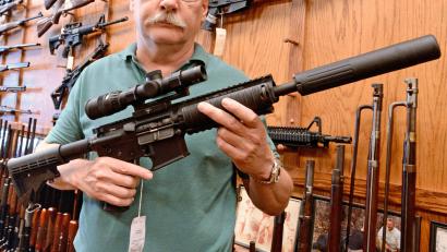 Symbolbild: Erik S. Lesser/epa/dpa
Ein Waffenhändler in den USA zeigt ein halbautomatisches AR-15-Gewehr des US-Herstellers Colt. Eine Version dieser Waffe ist bei einem 25-Jährigen in östlichen Landkreis Schwandorf gefunden worden.