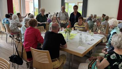 Bild: Alexander Hösl/exb
Das Team rund um Kunigunde Hanauer serviert Nachspeisen an den Tischen