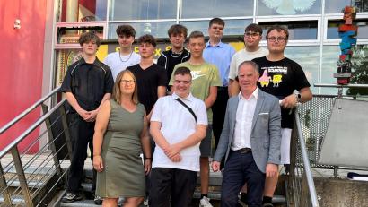 Bild: Anja Kirschsieper/exb
Die Entlassschüler mit Klassenleiterin Alexandra Ertl (links) und Schulleiter Rainer Hetz (rechts).