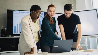 Symbolbild: Zacharie Scheurer/dpa
Im direkten Gespräch wird deutlich, wie wichtig persönliche Interaktion an Präsenztagen ist.