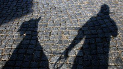 Symbolbild: Ralf Hirschberger/dpa
Ein Hund attackierte eine 19-Jährige beim Gassigehen in Amberg.