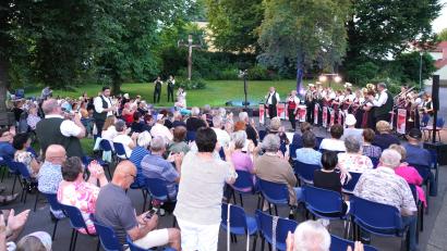 Bild: fvo
Die Trachtenkapelle Waldthurn begeistern am Dorfplatz in Lennesrieth.