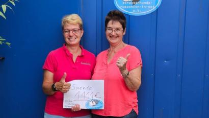 Bild: exb
Ramona Bloch (links) vom Verein und Gabi Scharl bei der Spendenübergabe.
