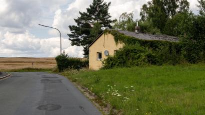 Bild: lum
Auf dem Grundstück am Zeidlweidweg, am Ortsausgang von Erbendorf Richtung Schadenreuth, sollen die Containerunterkünfte für Geflüchtete errichtet werden. Die bestehenden Gebäude müssen dafür weichen.