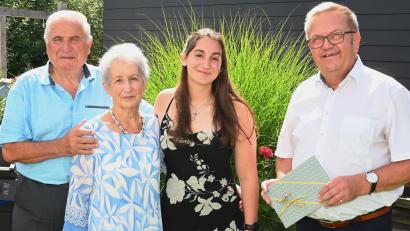 Bild: gf
Bürgermeister Martin Preuß gratulierte den Brunners zur Diamantenen Hochzeit (von links): Reinhold Brunner, Margit Brunner, die Enkeltochter Angela und Bürgermeister Martin Preuß.