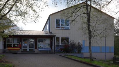 Bild: mfh
Das alte Schulhaus muss wohl noch länger genutzt werden, weil die Gemeinden Neukirchen und Etzelwang eine finanzielle Atempause brauchen.